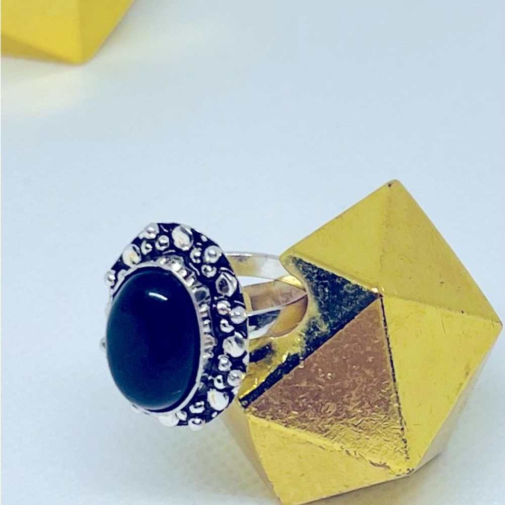Sterling Silver 925 ring with a Obsedian cabochon gemstone in the middle.